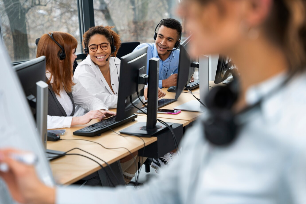 Equipe de suporte ao cliente engajada utilizando sistema PABX em um call center diversificado.